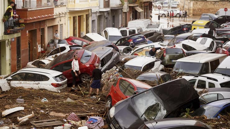 מכוניות שנסחפו וניזוקו בוולנסיה (צילום: AP Photo/Alberto Saiz) מכוניות שנסחפו וניזוקו ב ולנסיה ספרד שיטפונות שיטפון