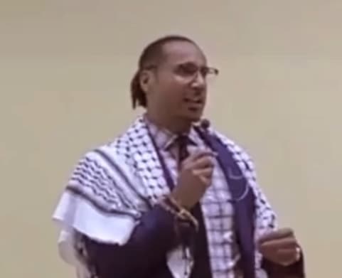 עם כאפייה. ואר