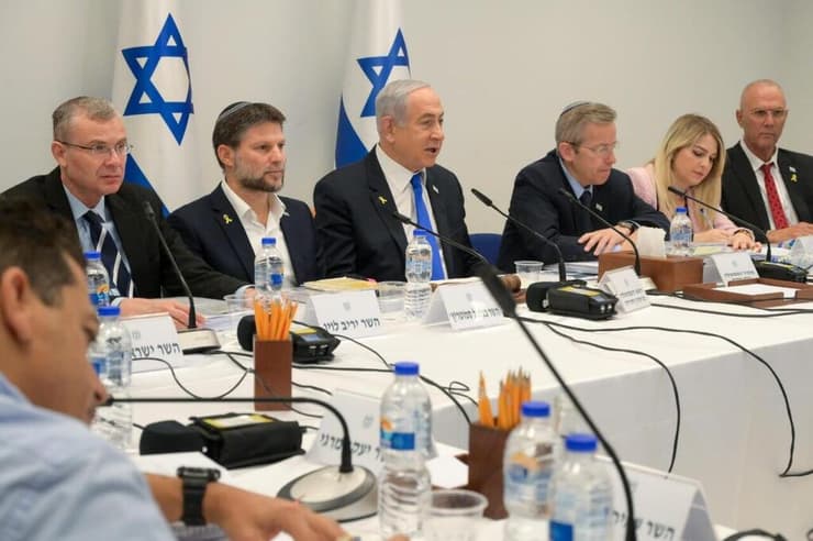 ישיבת אישור תקציב המדינה לשנת 2025. כהן: "הם יפגעו בכיס של כולם, במיוחד באוכלוסיות החלשות". (צילום: מעיין טואף/ לע״מ) ישיבת ממשלה - אישור תקציב המדינה לשנת 2025