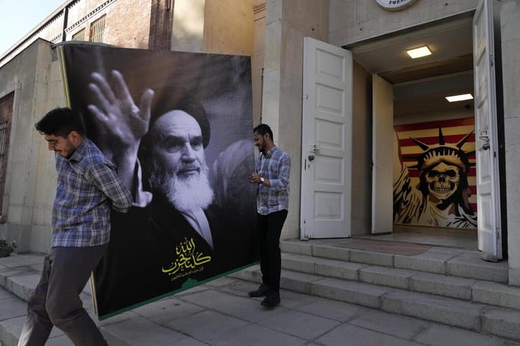 איראן מחוץ למקום שבו הייתה שגרירות ארה"ב ב טהרן שהפכה למוזיאון אנטי אמריקני