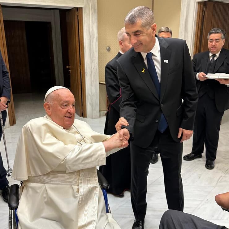 רפואה כגשר בין דתות. האפיפיור ומנכ"ל שיבא פרופ' יצחק קרייס (צילום: דוברות שיבא) מנהל שיבא פרופ' יצחק קרייס נפגש בוותיקן עם האפיפיור פרנסיסקוס