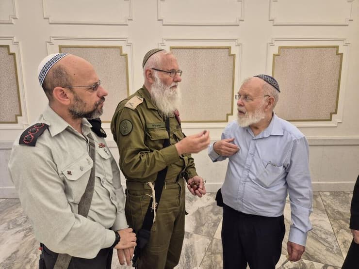 הרב אייל משה קרים, הרב הצבאי הראשי, מגיע להצבעה לרב הראשי האשכנזי