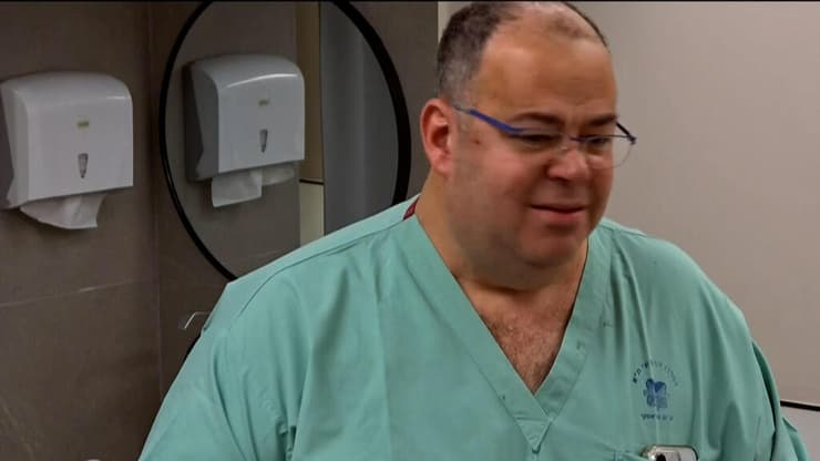 נקודת השקה עם השוטרת ליהי אזולאי. פרופ' יריב יוגב, מתוך "בייבי בום" (צילום: צילום מסך, קשת 12) מתוך "בייבי בום"