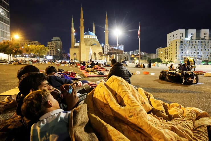 עקורים ישנים ברחוב בביירות, לבנון