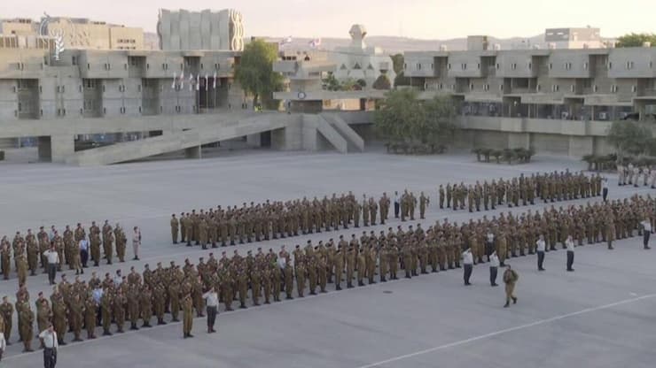 חניכי מחזור 70 (צילום: דובר צה"ל) ראש הממשלה בנימין נתניהו והרמטכ"ל הרצי הלוי