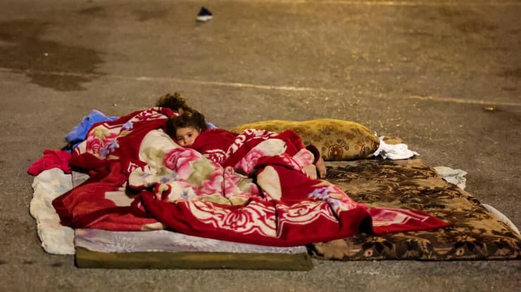 עקורים ישנים ברחוב בביירות, לבנון