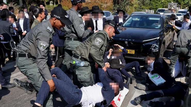 מהומות בבקו"ם באחת ההפגנות נגד גיוס חרדים. מערכת הביטחון עומדת ב-19% מהיעד שהציבה (צילום: Jack GUEZ / AFP) יום גיוס חרדים בתל השומר - מחאת חרדים כנגד הגיוס