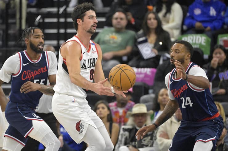 "הקליעה לא משהו אבל מוצא דרכים אחרות לעזור לקבוצה" אבדיה מול הקליפרס דרק ג'ונס ג'וניור, נורמן פאוול (Jayne Kamin-Oncea/Reuters) שחקן פורטלנד טריילבלייזרס דני אבדיה מול שחקן לוס אנג'לס קליפרס דרק ג'ונס ג'וניור, נורמן פאוול