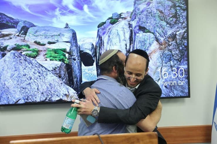 עוזריו של הרב קלמן בר מתחבקים לאחר זכייתו בבחירות לתפקיד הרב הראשי האשכנזי