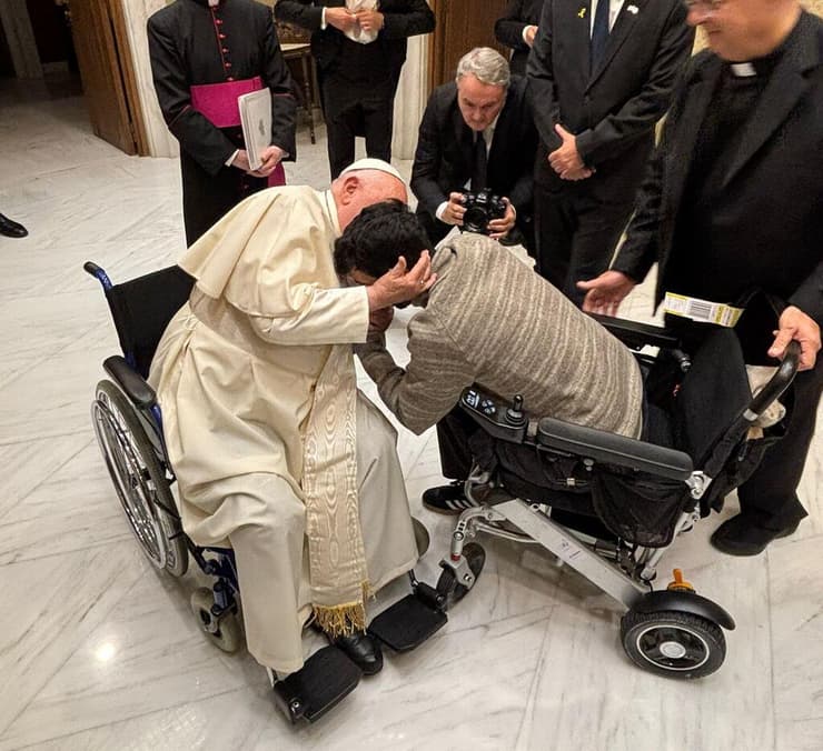 חיבוק וברכה מהאפיפיור. המפגש הנדיר בוותיקן (צילום: דוברות שיבא) אפיפיור אלון קמינר פגישה ותיקן שיבא