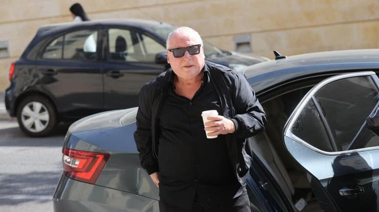 השר אמסלם. הצביע על המשנה ליועמ"שית בישיבה: "הוא והיא אשמים בכל" (צילום: אלכס קולומויסקי) ח"כ דודי אמסלם מגיע לישיבת ממשלה בנושא תקציב 2025