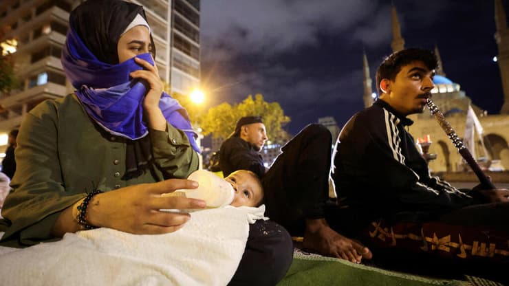 עקורים ישנים ברחוב בביירות, לבנון