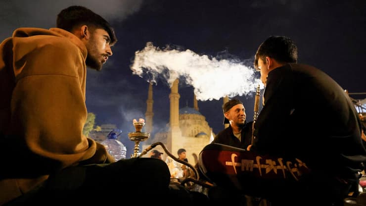 עקורים ישנים ברחוב בביירות, לבנון