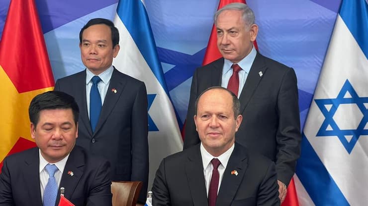 נתניהו וברקת בעת חתימת ההסכם, בשנה שעברה