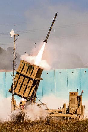 טיל חץ משוגר בדרך ליירוט. "יש מי שמנהל חישובים וקובע מה מיירטים ומה לא" | צילום: חיל הים האמריקאי yk14132011