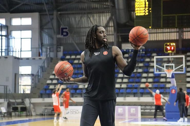 בסביבתו מכחישים. מוטלי (צילום: באדיבות הפועל ת"א) מוטלי