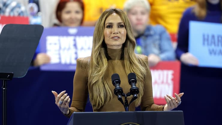 ג'ניפר לופז בעצרת הבחירות של המפלגה הדמוקרטית (צילום: AP Photo/Steve Marcus) ג'ניפר לופז בעצרת הבחירות של המפלגה הדמוקרטית