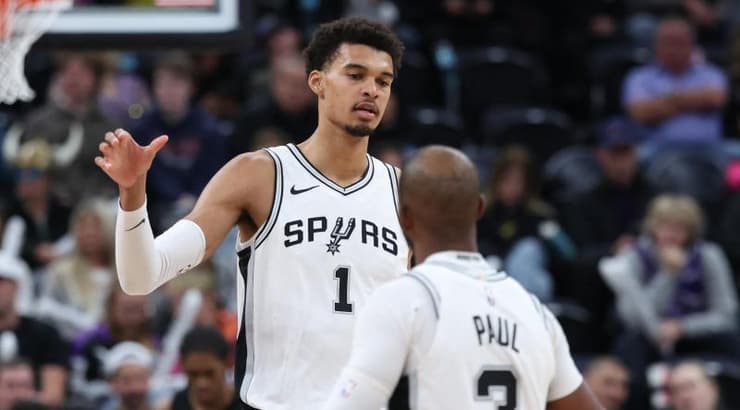 ויקטור וומבניאמה עם כריס פול