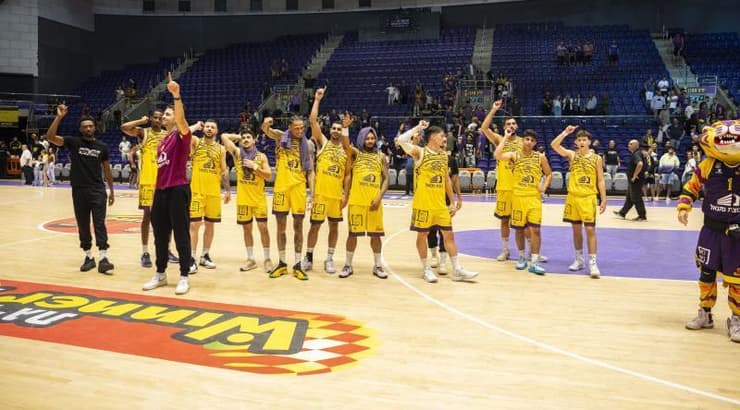 שחקני הפועל חולון חוגגים (רועי כפיר) שחקני הפועל חולון חוגגים