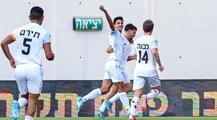 שחקני הפועל רמת השרון חוגגים