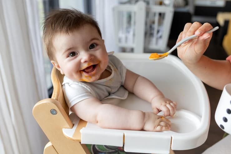 כשמקפידים על רמת סוכר נכונה בילדות המוקדמת, שיעורי הסוכרת מסוג 2 יורדים וגם הסיכון ללחץ דם גבוה (צילום: shutterstock) תינוק אוכל