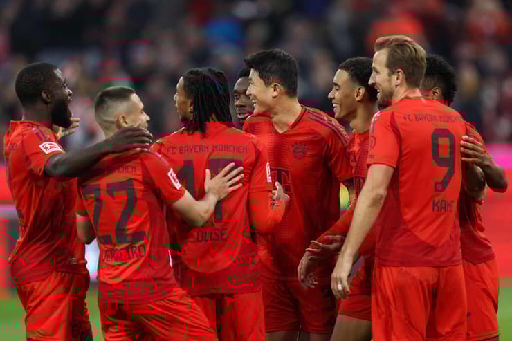 12 שערים בשלושת מחזורי הליגה אחרונים. שחקני באיירן מינכן חוגגים (Alexandra BEIER / AFP) שחקני באיירן מינכן חוגגים