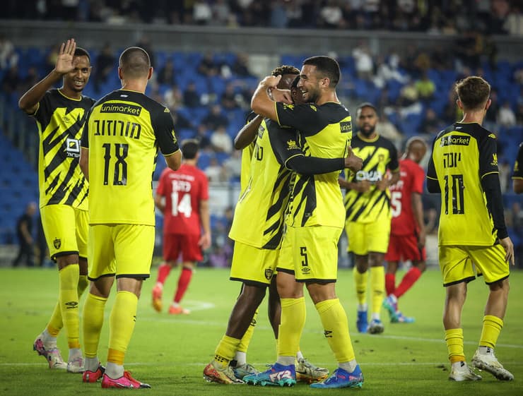 מי יעצור אותם? שחקני בית"ר מאושרים כל הדרך לפסגת ליגת העל (צילום: עוז מועלם) שחקני בית"ר ירושלים חוגגים