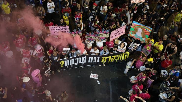 הפגנה למען השבת החטופים בדרך בגין שבתל אביב