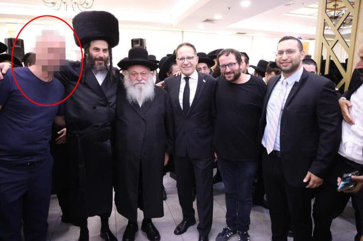 החשוד (הראשון משמאל) לצד השר גולדקנופף, ברוורמן, דובר נתניהו אוריך והשר וסרלאוף (צילום: שמואל דריי) האדם החשוד בהדלפת מסמכים