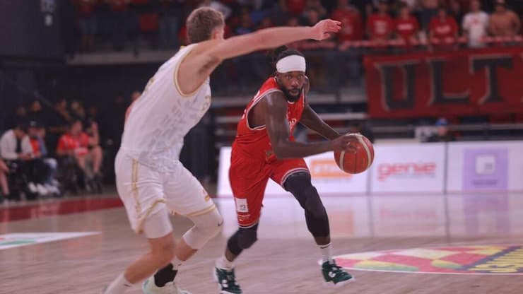 שחקן הפועל ת"א פטריק בברלי