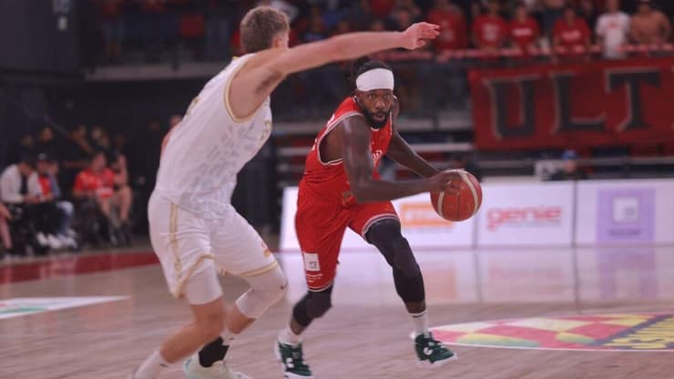 שחקן הפועל ת"א פטריק בברלי