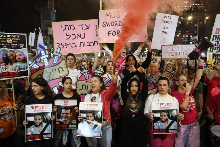 מפגינים למען השבת החטופים בתל אביב. "אין נכונות מצד הממשלה לסיים את המלחמה" (צילום: דנה קופל) הפגנה למען השבת החטופים בדרך בגין שבתל אביב
