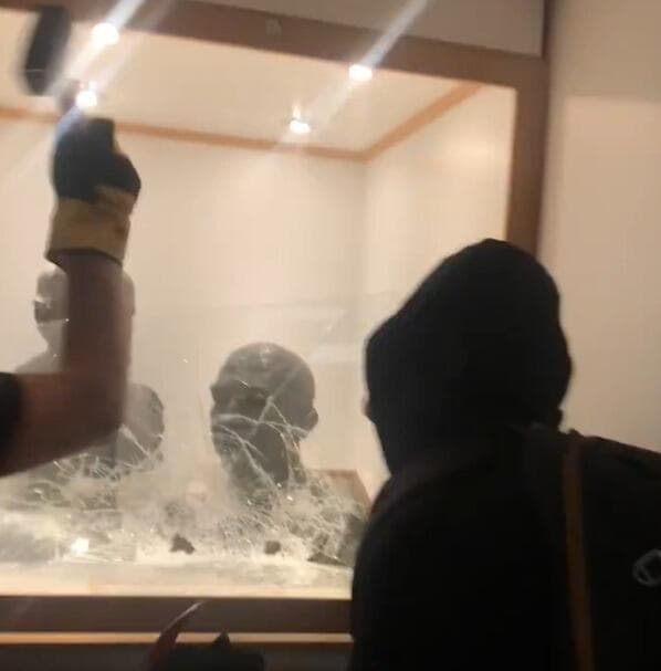 גניבת הפסלים (צילום: מתוך הרשתות החברתיות) גניבת הפסלים