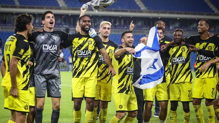 שחקני בית"ר ירושלים חוגגים (צילום: עוז מועלם) שחקני בית"ר ירושלים חוגגים