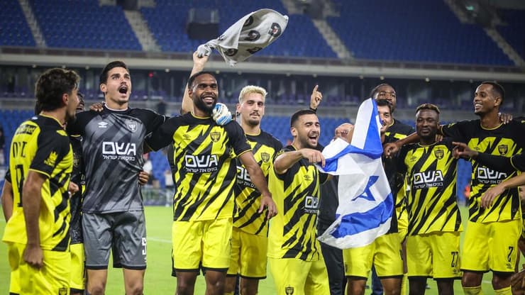 שחקני בית"ר ירושלים חוגגים