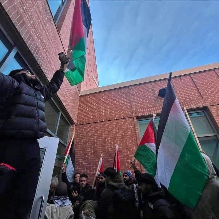 המפגינים הפרו-פלסטינים בקמפוס (צילום: מתוך הרשתות החברתיות) המפגינים הפרו פלסטינים בקמפוס