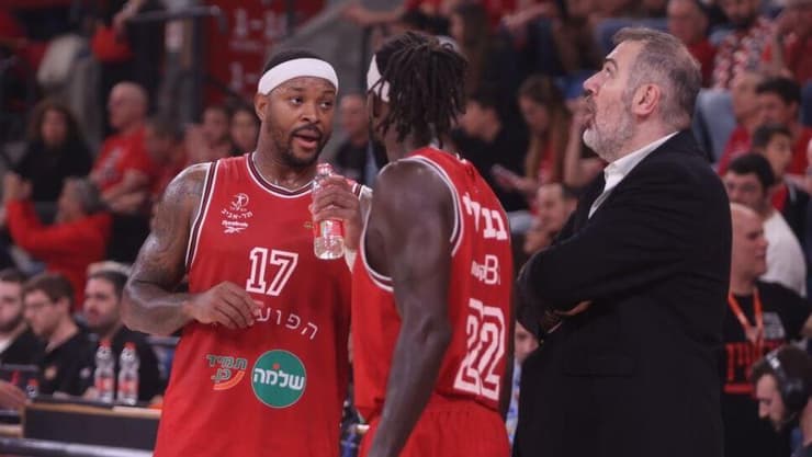 משחק אחרון שלו על הקווים כמאמן ראשי. סטפנוס דדאס עם פטריק בברלי מרקוס פוסטר (צילום: מוטי קמחי) מאמן הפועל ת"א סטפנוס דדאס עם פטריק בברלי מרקוס פוסטר