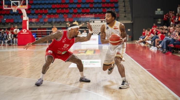 ג'יילן לאקיו מול מרכוס פוסטר