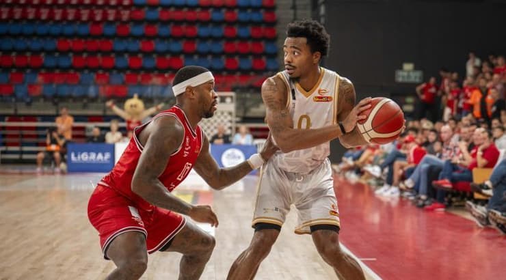 ג'יילן לאקיו מול מרכוס פוסטר