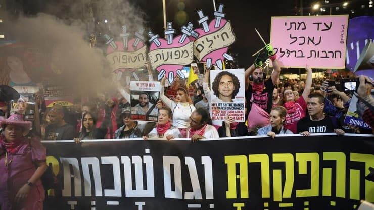 אחת הסיבות לפיטורים: חילוקי דעות בעניין החטופים. מחאה בת"א, ארכיון (צילום: דנה קופל) הפגנה למען השבת החטופים בדרך בגין שבתל אביב