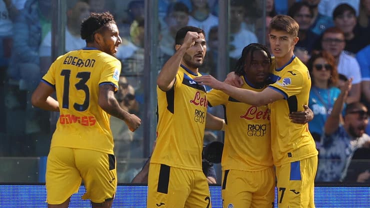 היממו את המוליכה. שחקני אטאלנטה חוגגים עם אדמולה לוקמן (Francesco Pecoraro/Getty Images) שחקני אטאלנטה חוגגים עם אדמולה לוקמן