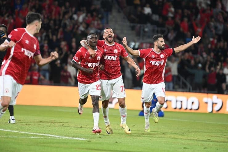 81.48 אחוזי הצלחה (צילום: הרצל יוסף) שחקני הפועל באר-שבע חוגגים עם קינגס קנגאווה