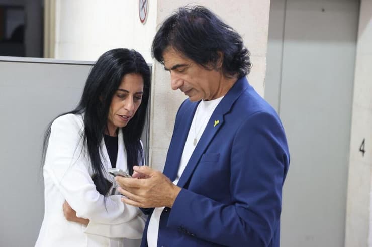 בני משפחות חטופים בבית משפט השלום ראשל"צ בדיון בעניין הפרשה הבטחונית שעליה מוטל צו איסור פרסום