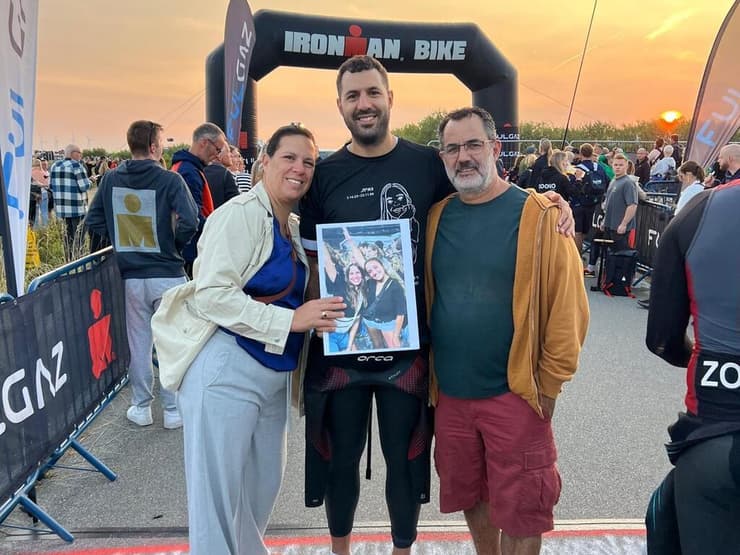 עידו חליפה עם הוריו ותמונת גאיה חליפה ורמי גונן בסיום תחרות האיירון מן