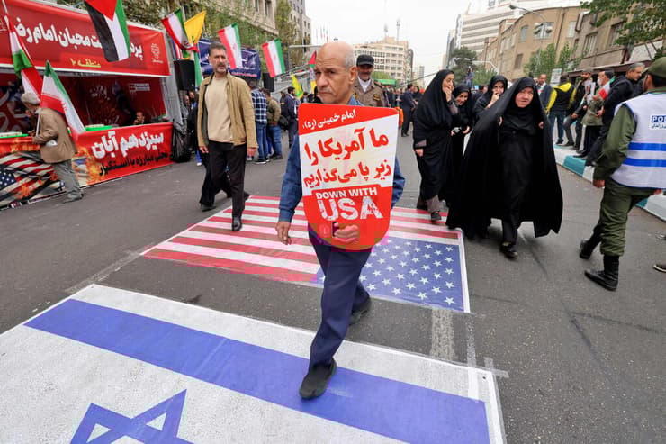 איראן הפגנה 45 שנה משבר בני ערובה מול שגרירות ארה"ב