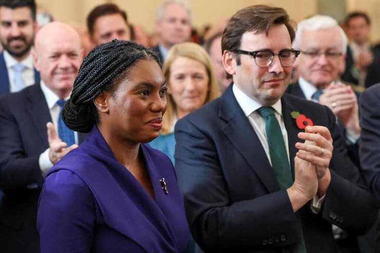 בריטניה קמי ביידנוק נבחרה ל יושבת ראש המפלגה השמרנית שמרנים עם בעלה האמיש ביידנוק