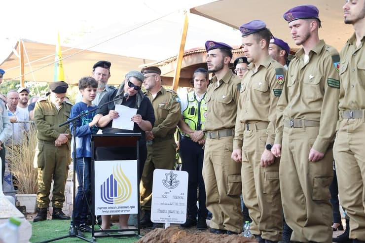 הלווייתו של סמ"ר איתי פאריזאט ז"ל בבית העלמין בפתח תקווה