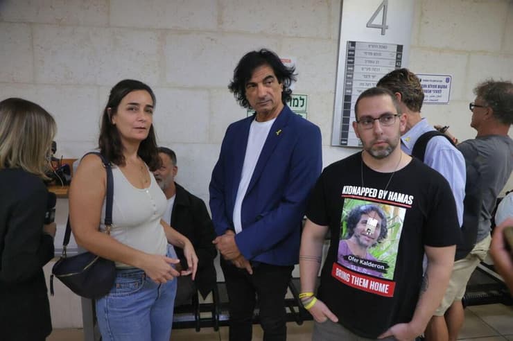 עינב צנגאוקר ובני משפחות חטופים בבית משפט השלום ראשל"צ בדיון בעניין הפרשה הבטחונית שעליה מוטל צו איסור פרסום