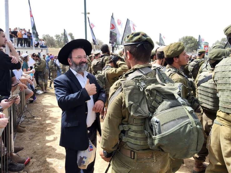 הרב משה אלמושנינו ובנו