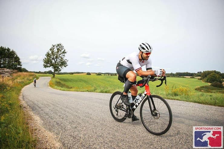 עידו חליפה במקצה הרכיבה בתחרות האיירון מן